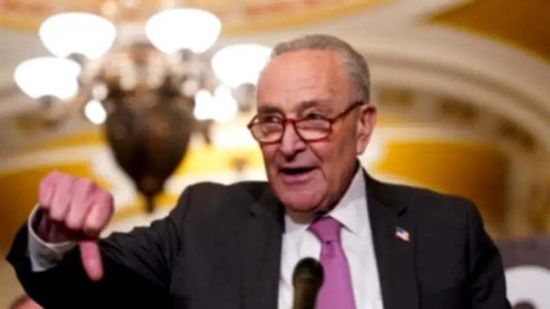 زعيم الديمقراطيين في الشيوخ الأمريكي: سعيد لتراجع ترامب وبيأسه بحثاً عن مخرج من تبجحه