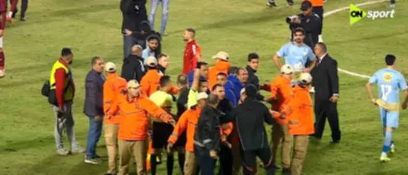 لحظة طرد محمد الشناوي عقب انتهاء مباراة الأهلي وسيراميكا في الدوري