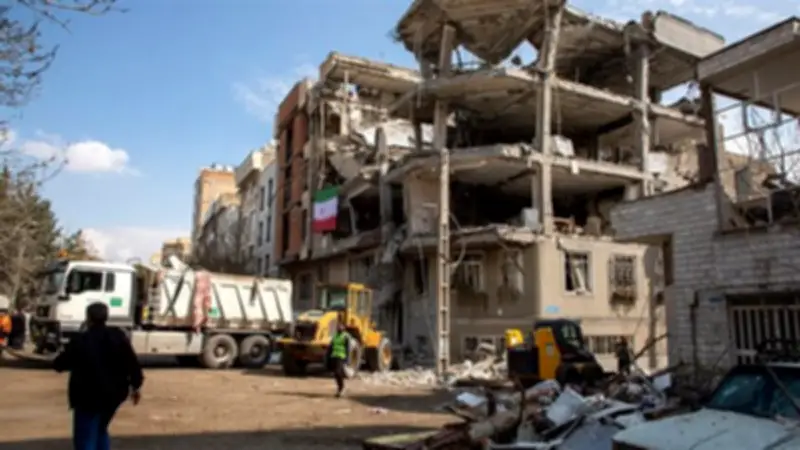 ترامب يؤكد استمرار الاستعداد الأمريكي ويعلن بدء إعادة إعمار إيران