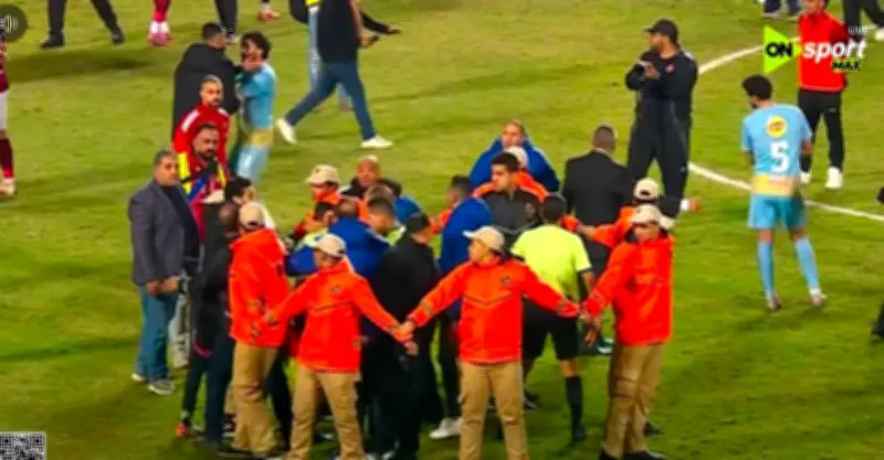 الأهلي يتحرك بالفيديوات لتبرئة الشناوي من تهمة الاعتداء على حكم لقاء سيراميكا