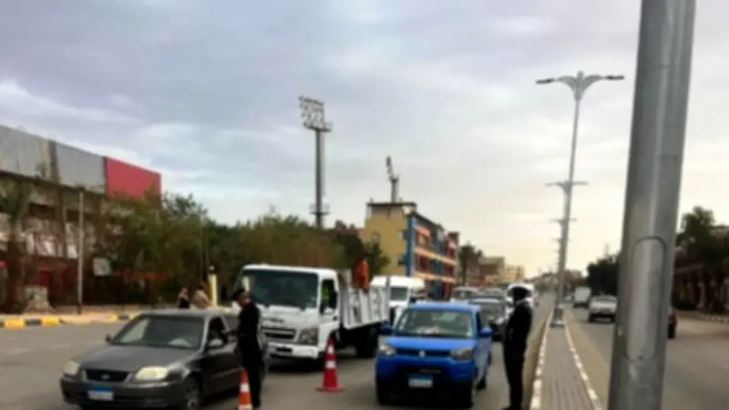 محافظ أسوان يتفقد موقع كسر خط الصرف الصحي بحي العقاد ويوجه بالإصلاح العاجل