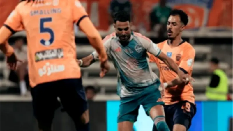 الأهلي السعودي يتعادل مع الفيحاء في دوري روشن ويواصل مطاردة الصدارة