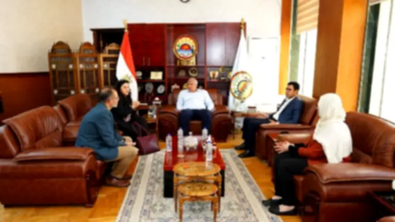 محافظ مطروح يعلن تطوير مدارس مجتمعية ضمن مبادرة "مدارس من أجل مصر" لتعزيز التعليم