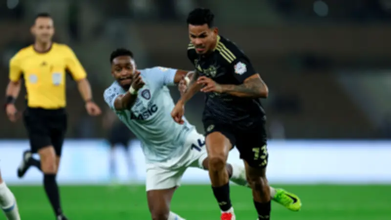 خبير تحكيمي يحسم الجدل حول ركلة الجزاء المثيرة في مباراة الفيحاء والأهلي