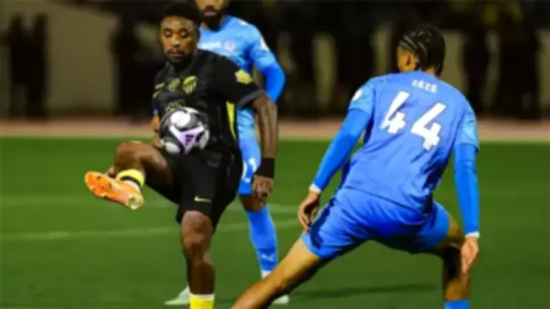 هاتريك بنزيما يقود الهلال للتفوق على الخلود برباعية في الشوط الأول من الدوري السعودي