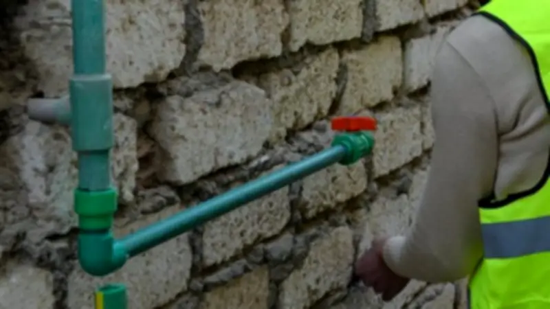 حملة موسعة لإزالة وصلات المياه غير الشرعية في حدائق أكتوبر لضمان العدالة والكفاءة