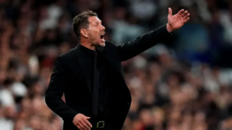 سيميوني يهاجم المناخ العدائي في برشلونة: مجتمع لا يمكن إصلاحه