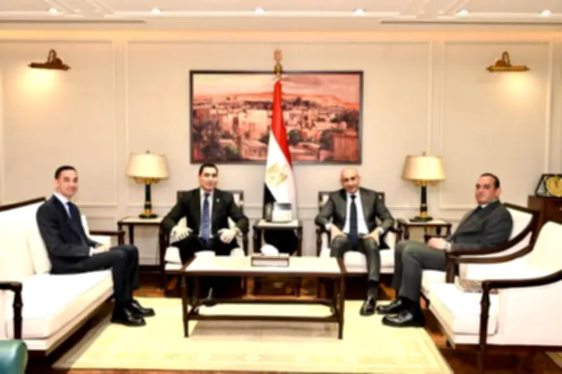 وزير التعليم يجتمع مع جوهري نبيلي لتعزيز الرياضة المدرسية في بناء شخصية الطالب