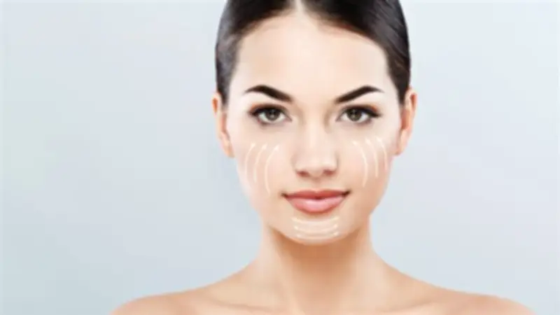 الخطوط الرفيعة بالبشرة: أسبابها وكيفية تجنبها للحفاظ على الشباب