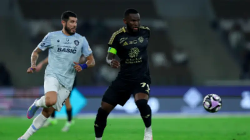 أسطورة الأهلي حسين عبدالغني يهاجم التحكيم بعد تعادل الفيحاء: "ما حدث كارثة"