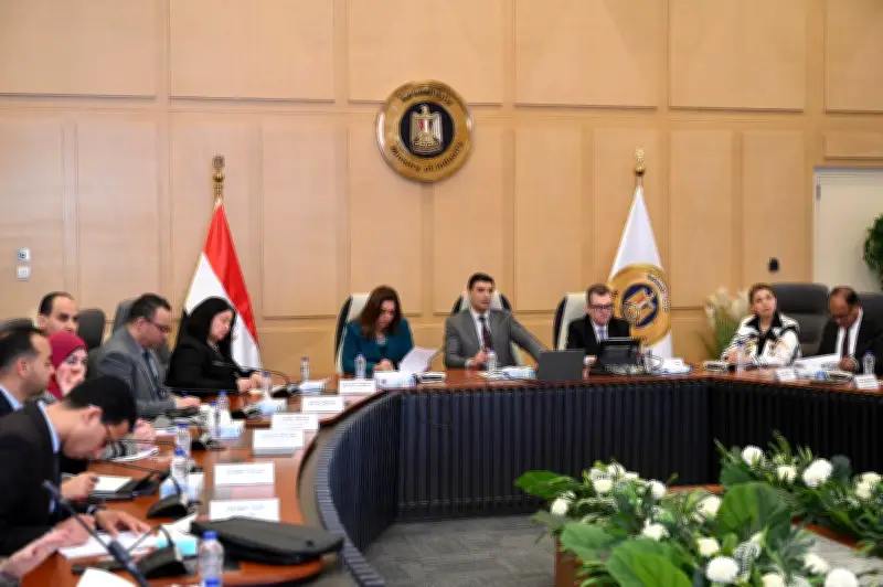 وزير الصناعة يعلن بدء التنفيذ الفوري لمشروع القرى المنتجة ضمن مبادرة حياة كريمة