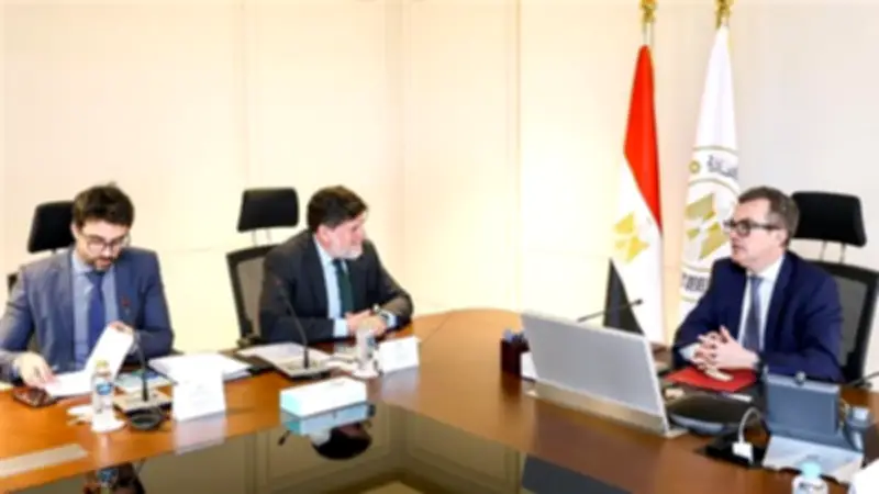 وكيل تعليم الفيوم يحيل مسئولي مدرسة ابتدائية للتحقيق بسبب عدم الالتزام بطابور الصباح