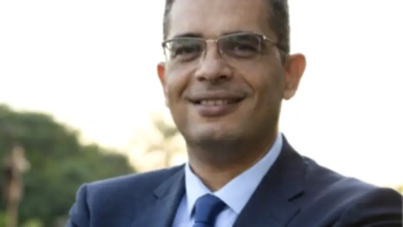 محافظ البحر الأحمر يعلن خطة شاملة لتطوير الطرق وتحلية المياه بالمحافظة