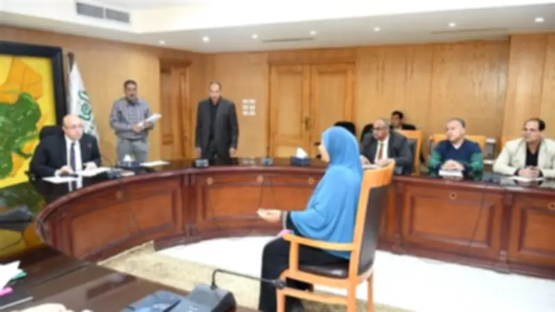 محافظ الفيوم يوجه بتوفير علاج على نفقة الدولة وحل مشكلات الصرف الصحي في لقاء خدمة المواطنين