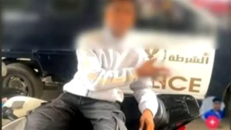 ضبط طالب بالقاهرة لتلويحه بإشارات غير لائقة أمام سيارة شرطة احتجاجًا على حكم صديقه