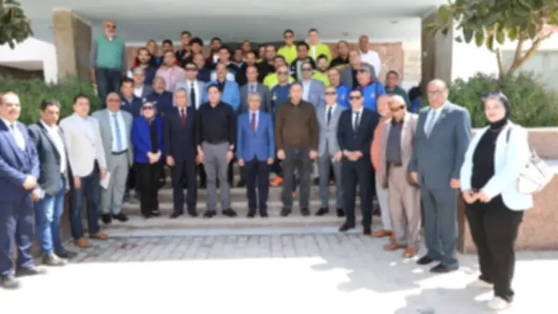 محافظ بني سويف يزور النادي الرياضي ويحفز أبطال اليد وكرة القدم بعد إنجاز الصعود