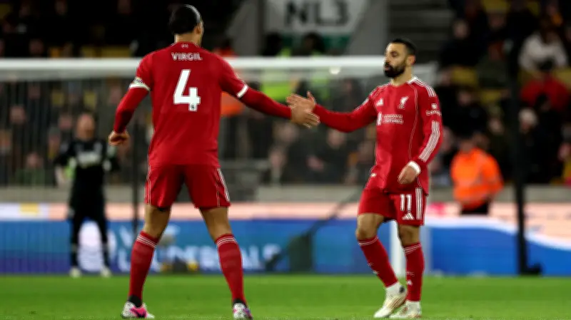 صفقة مزدوجة مدوية.. جالطة سراي التركي يطارد صلاح وفان دايك من ليفربول