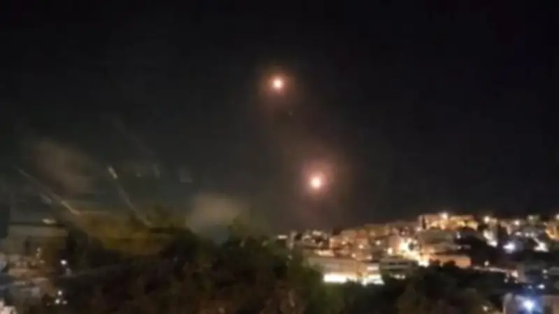 صفارات الإنذار تدوي مجدداً على الحدود مع لبنان.. حزب الله يطلق صواريخ وإسرائيل ترد بغارات