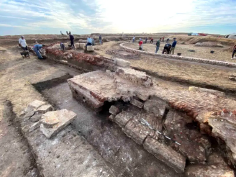 اكتشاف بقايا معبد الإله بلوزيوس بتل الفرماء في مدينة بلوزيوم الأثرية بشمال سيناء