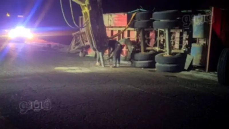 انقلاب مقطورة محمّلة بالملح يعطل حركة المرور على طريق مطروح - سيوة