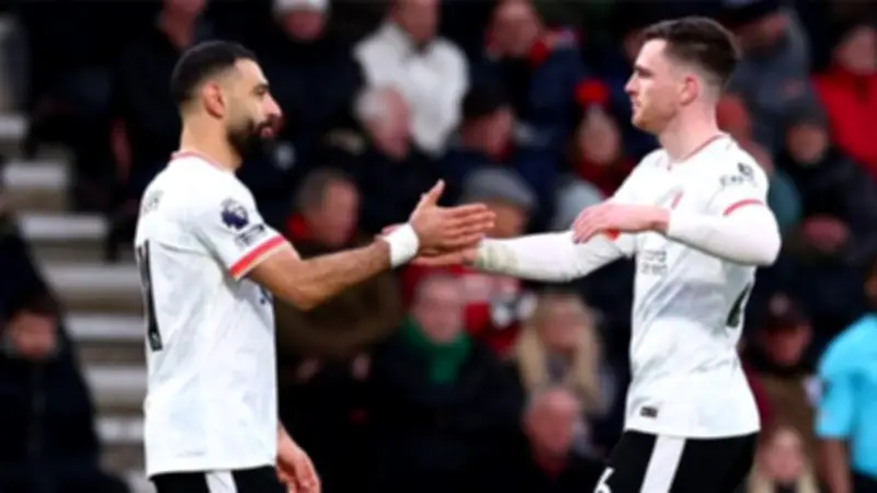 بعد إعلان الرحيل.. محمد صلاح يوجه رسالة مؤثرة لأسطورة ليفربول روبرتسون