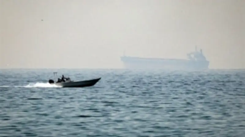 وزير إماراتي يعلن: مضيق هرمز تحت سيطرة مسلحة ويخضع لشروط تحكمية