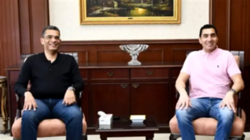 وزير الرياضة يلتقي محافظ البحر الأحمر ويجري جولة تفقدية للمنشآت الرياضية