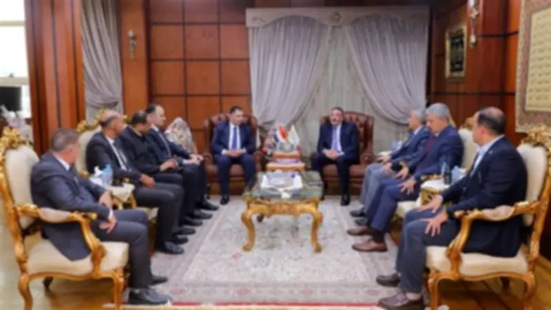 محافظ دمياط يبحث تعزيز التعاون مع هيئة الميناء لدفع التنمية والاستثمار