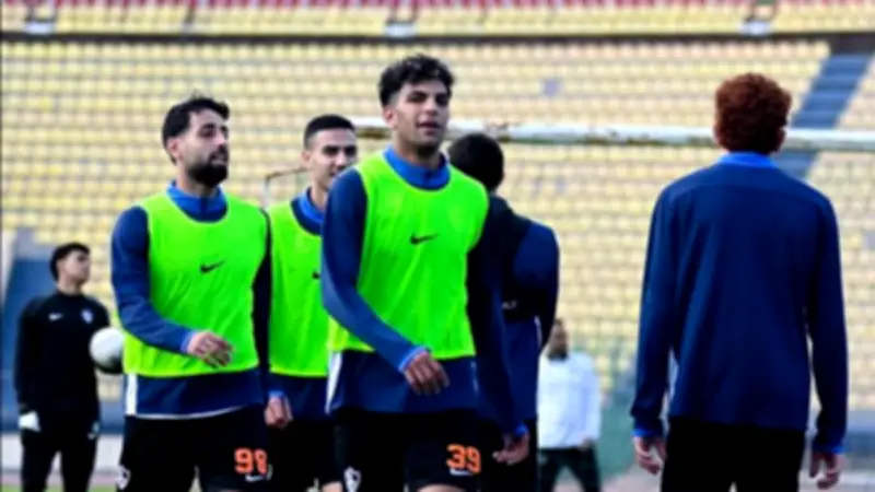 معتمد جمال يلقي محاضرة فنية أخيرة على لاعبي الزمالك قبل مواجهة شباب بلوزداد