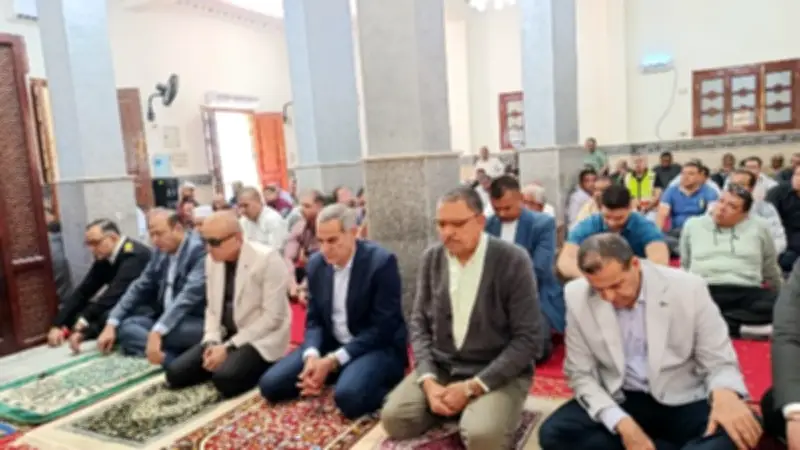 محافظ الأقصر يؤدي صلاة الجمعة بمسجد شركة المياه في العوامية ويؤكد على أهمية الفهم الصحيح للنصوص الشرعية
