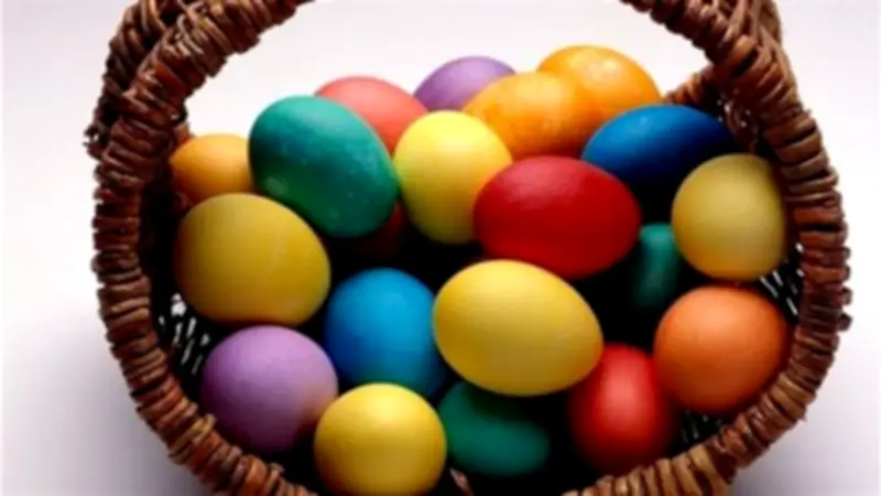 تلوين البيض بمواد طبيعية: أفكار مبتكرة لاحتفال شم النسيم مع الأطفال
