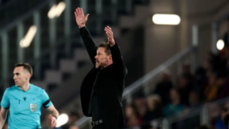 سيميوني يرد على شكوى برشلونة: نحن في مدريد معتادون على مثل هذه المواقف