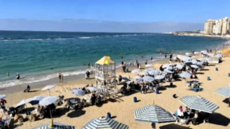 شاطئ ستانلي يتصدر الإقبال في الإسكندرية قبل شم النسيم رغم اضطراب البحر