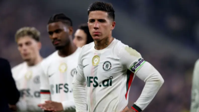 روسينيور يرفض العفو عن إنزو فرنانديز قبل مواجهة مانشستر سيتي الحاسمة