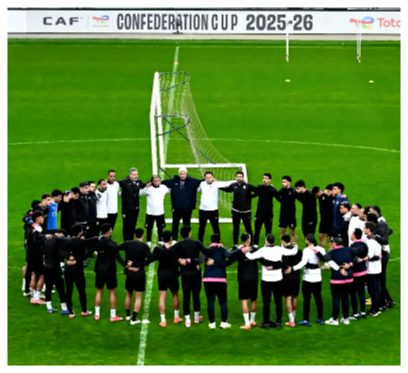 وصول حافلة الزمالك إلى ملعب نيلسون مانديلا استعدادًا لمواجهة شباب بلوزداد