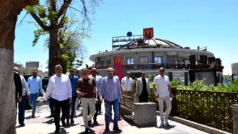 محافظ أسوان يغلق مقاهي ومحلات مخالفة ويشدد على الالتزام بخطوط التنظيم