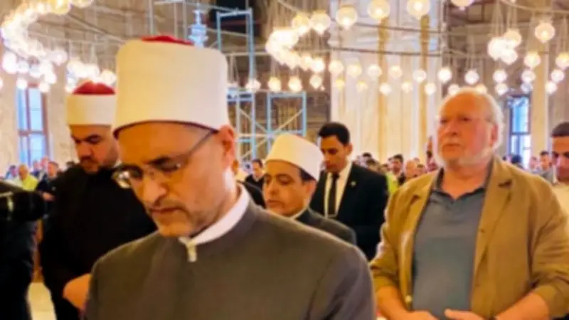 الملك أحمد فؤاد الثاني يؤدي صلاة الجمعة في مسجد محمد علي بالقلعة وسط حضور رسمي وشعبي