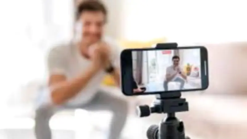 خبيرة اجتماعية تحذر: السوشيال ميديا ليست مصدراً آمناً للنصائح الأسرية