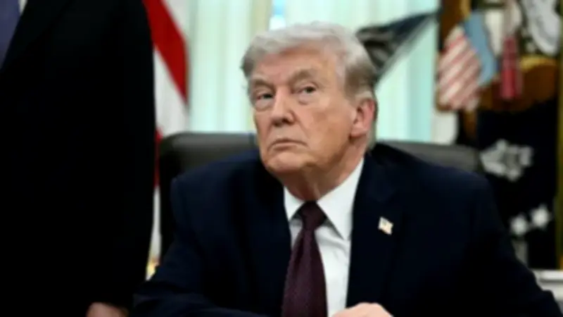 ترامب يخطط لعفو جماعي لحماية المقربين من الملاحقة القانونية بعد فضائح تسريب