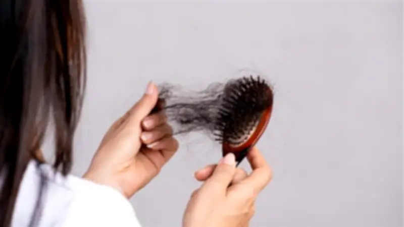 تساقط الشعر: الأسباب الرئيسية والأنواع المختلفة وطرق العلاج الفعالة