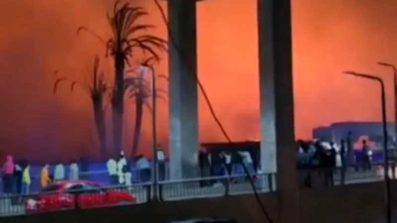 مدير أمن الجيزة يتفقد موقع حريق المنيب الهائل ويشرف على عمليات الإخماد