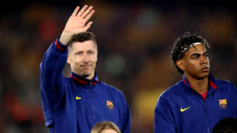 ليفاندوفسكي يتلقى عرض تجديد من برشلونة مع تخفيض راتبه وسط منافسة أندية أوروبية وسعودية