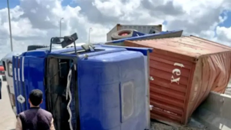 انقلاب سيارة نقل ثقيل واشتعال النيران بطريق برج العرب بالإسكندرية