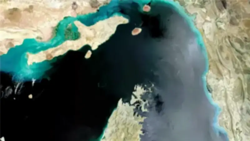 تحركات عسكرية أمريكية بمضيق هرمز تهدد المفاوضات مع إيران وتثير تصعيداً خطيراً