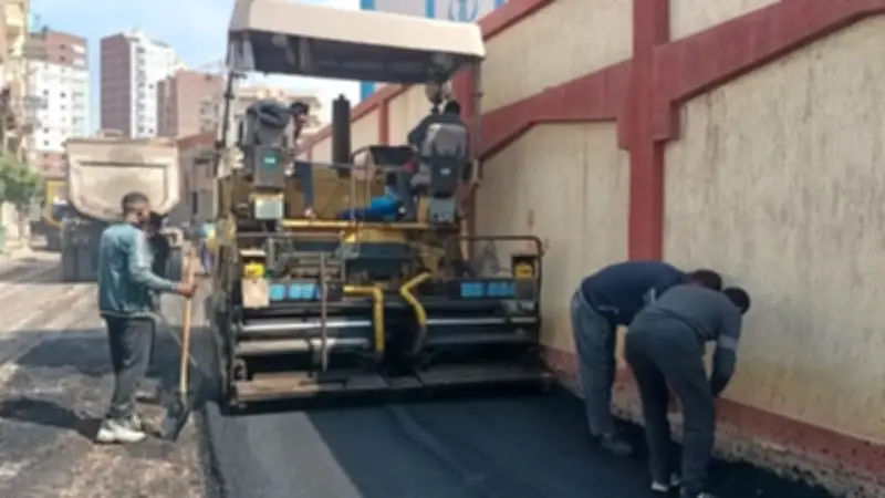 محافظ كفر الشيخ يشرف على رصف شارع الحملة الميكانيكية بدسوق لتحسين البنية التحتية