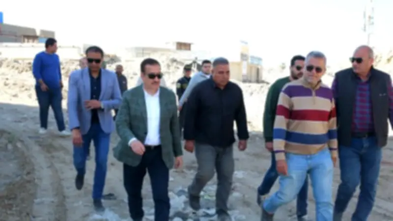 محافظ بورسعيد يتفقد أعمال رفع المخلفات والرتش بمنطقة أرض النوادي لتحسين النظافة