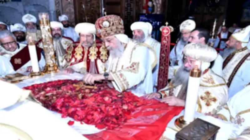 إطفاء الأنوار وقرع الأجراس في تمثيلية القيامة بالكاتدرائية المرقسية بقيادة البابا تواضروس