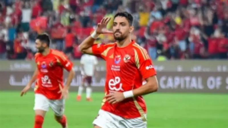 طاهر محمد طاهر يسجل هدف الأهلي الثاني في شباك سموحة بالدوري المصري