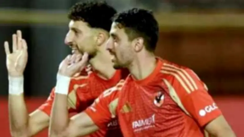 وسام أبو علي يحتفل بهدف طاهر محمد طاهر القاتل في فوز الأهلي على سموحة