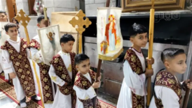 شمامسة الأطفال يخطفون الأنظار ببراءتهم في قداس عيد القيامة بكنيسة الأنبا بيشوي ببورسعيد